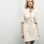 VESTIDO CURTO COM GOLA MANDARIM, BROCHE E ZÍPER - AGAYLLO