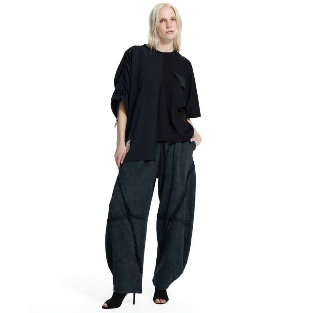 BLUSA PRETA ASSIMÉTRICA COM DETALHE NO BOLSO - VS26-19104