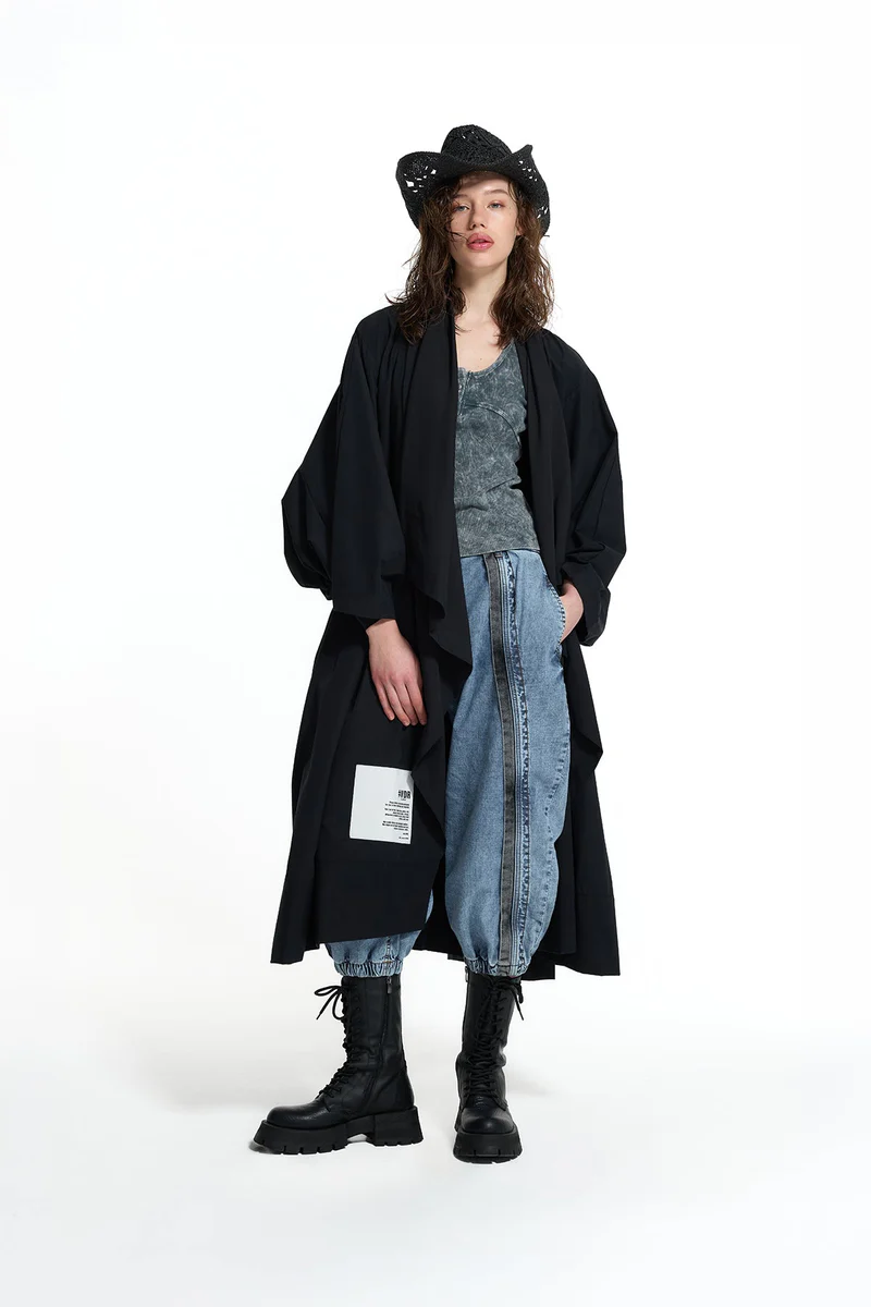 CASACO TRENCH COAT PRETO COM GOLA XALE ASSIMÉTRICA - VS26-19146 2 CASACO TRENCH COAT PRETO COM GOLA XALE ASSIMÉTRICA - VS26-19146 - Image 3
