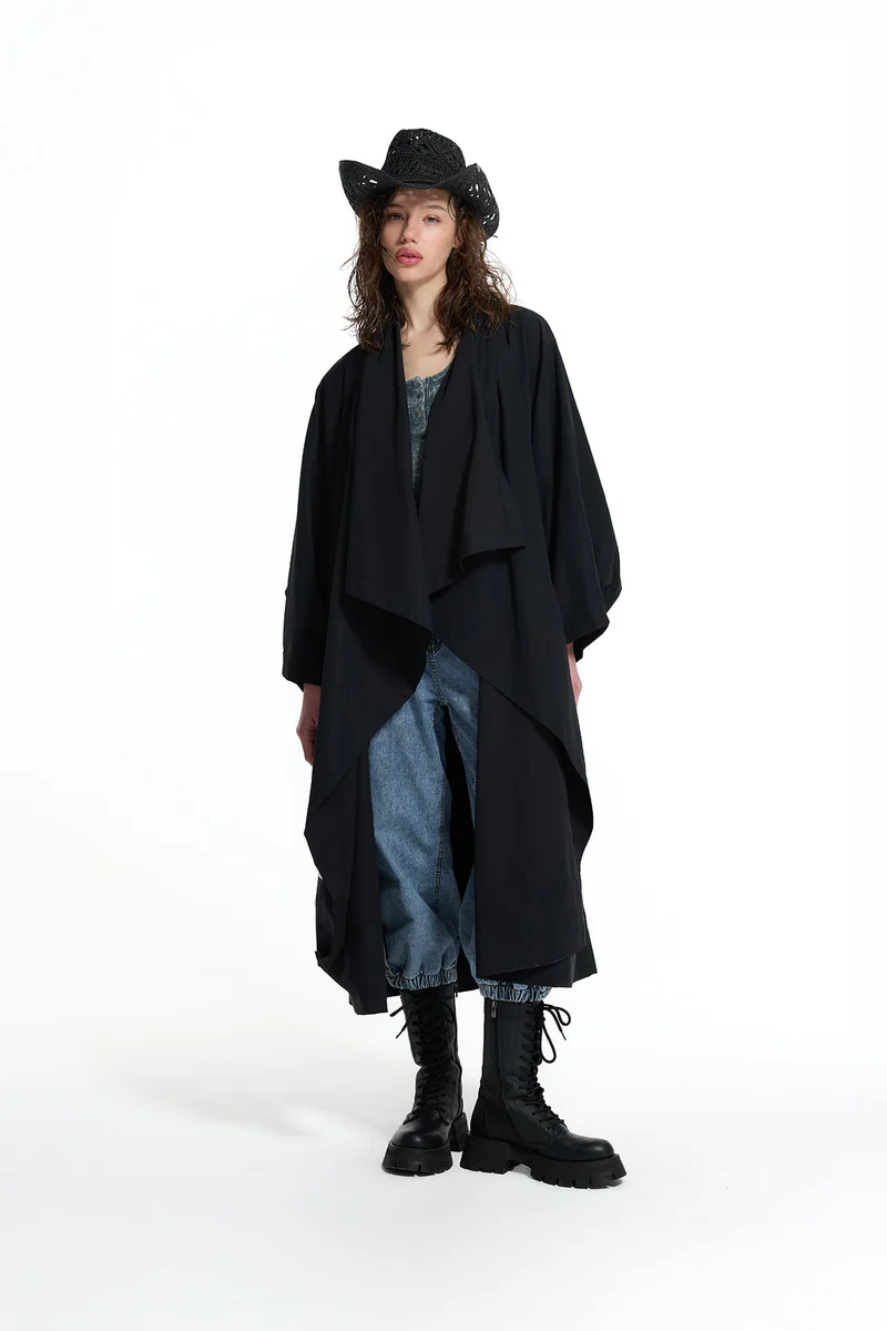 CASACO TRENCH COAT PRETO COM GOLA XALE ASSIMÉTRICA - VS26-19146 3 CASACO TRENCH COAT PRETO COM GOLA XALE ASSIMÉTRICA - VS26-19146 - Image 4