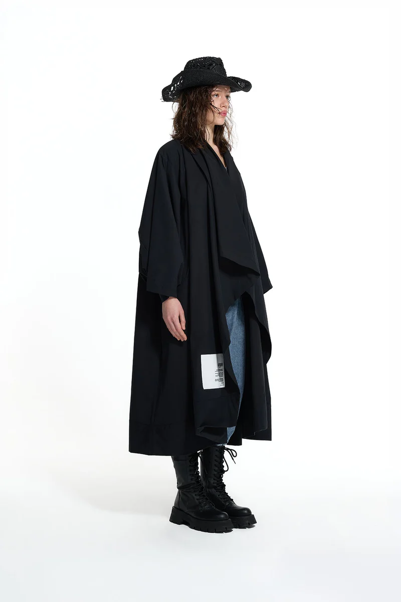 CASACO TRENCH COAT PRETO COM GOLA XALE ASSIMÉTRICA - VS26-19146 4 CASACO TRENCH COAT PRETO COM GOLA XALE ASSIMÉTRICA - VS26-19146 - Image 5